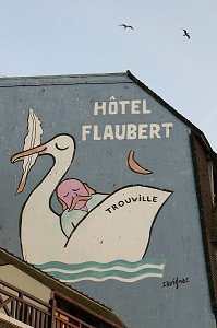 HOTEL FLAUBERT, PEINTURE DE SAVIGNAC, PLAGE DE TROUVILLE-SUR-MER, CALVADOS (14), NORMANDIE, FRANCE 