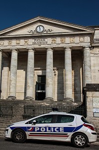VEHICULE DE POLICE DEVANT LE PALAIS DE JUSTICE D'ANGOULEME, CHARENTE (16), FRANCE 