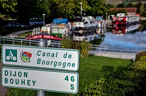 PENICHES SUR LE CANAL DE BOURGOGNE, PORT DE VANDENESSE-EN-AUXOIS, COTE D’OR (21), BOURGOGNE, FRANCE 