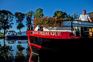 PENICHE DE LUXE 'LA REINE PEDAUQUE' SUR LE CANAL DE BOURGOGNE, PORT DE VANDENESSE-EN-AUXOIS, COTE D’OR (21), BOURGOGNE, FRANCE 