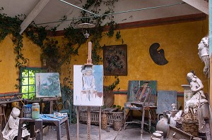 ATELIER MUSEE D'ARTISTES FREQUENTE PAR CEZANNE, RENOIR, SISLEY, RODIN, MARY, CASSATT, ANCIEN HOTEL BAUDY, GIVERNY, EURE (27), NORMANDIE, FRANCE 