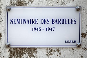 PLAQUE DU SEMINAIRE DES BARBELES EN HOMMAGE A L'ABBE ALLEMAND FRANZ STOCK (1904-1948), LE COUDRAY, CHARTRES, EURE-ET-LOIR (28), FRANCE 