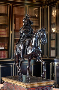 STATUE EQUESTRE DE LOUIS XIV, EN BRONZE, BIBLIOTHEQUE DU CHATEAU DE MAINTENON, EURE-ET-LOIR (28), CENTRE, FRANCE 