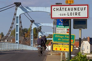 CYCLISTES SUR LE PONT DE CHATEAUNEUF-SUR-LOIRE, ITINERAIRE DE LA LOIRE A VELO, LOIRET (45), FRANCE 