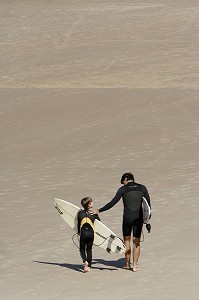 SURFEURS PERE ET SON FILS, PLAGE DE LA COTE DES BASQUES, BIARRITZ, PYRENEES ATLANTIQUES, (64), FRANCE PAYS BASQUE, COTE BASQUE 