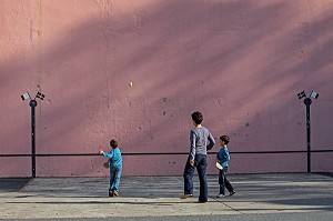 ENFANTS JOUANT A LA PELOTE BASQUE AU FRONTON DE ARCANGUES, PAYS BASQUE, PYRENEES-ATLANTIQUES (64), FRANCE 