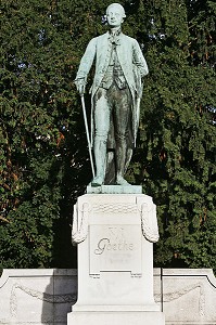 STATUE DE GOETHE DEVANT LE PALAIS UNIVERSITAIRE, STRASBOURG, BAS RHIN (67), ALSACE, FRANCE, EUROPE 