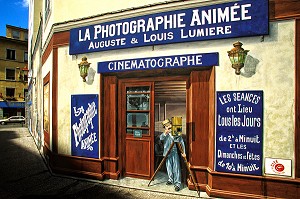 PEINTURE MURALE EN TROMPE L'OEIL REPRESENTANT L'ENTREE D'UN CINEMA ANCIEN 'LA PHOTOGRAPHIE ANIMEE', FRESQUE DES FRERES LUMIERE A LYON, RHONE (69), FRANCE 