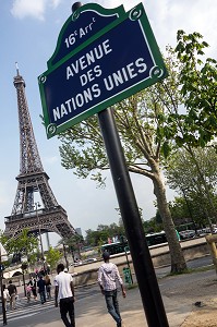 PANNEAU DE L'AVENUE DES NATIONS UNIES DEVANT LA TOUR EIFFEL, PARIS 16 EME, FRANCE 