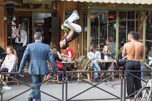 ACROBATES A LA TERRASSE D'UN CAFE, AVENUE DE GRENELLE, PARIS 15EME, FRANCE 