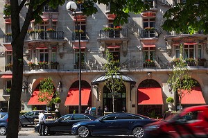 VOITURE DE LUXE DEVANT L'HOTEL PLAZA ATHENEE, AVENUE MONTAIGNE, 8EME ARRONDISSEMENT, PARIS, FRANCE 