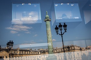 REFLET DANS LES BOUTIQUES DE LUXE DE LA COLONNE DE LA PLACE VENDOME, 1ER ARRONDISSEMENT, PARIS, FRANCE 