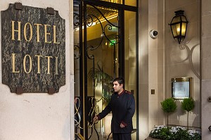 PORTIER DEVANT L'HOTEL DE LUXE LOTTI, RUE CASTIGLIONE, 1ER ARRONDISSEMENT, PARIS, FRANCE 