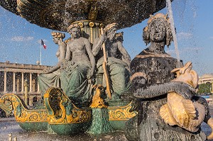 FONTAINE AVEC STATUES PLACE DE LA CONCORDE, 1ER ARRONDISSEMENT, PARIS, FRANCE 