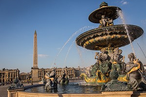 FONTAINE AVEC STATUES PLACE DE LA CONCORDE, 1ER ARRONDISSEMENT, PARIS, FRANCE 