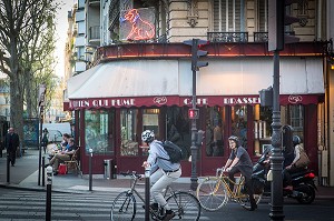 VELOS EN VILLE DEVANT LE CAFE RESTAURANT, LE CHIEN QUI FUME, RUE DU CHERCHE-MIDI, 6EME ARRONDISSEMENT, PARIS, FRANCE 