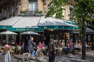 SCENE DE RUE DEVANT LE CAFE, LES DEUX MAGOTS, PLACE DE SAINT-GERMAIN-DES PRES, 6EME ARRONDISSEMENT, PARIS, FRANCE 