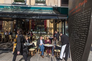 SCENE DE RUE DEVANT LE CAFE, LES DEUX MAGOTS, HISTOIRE DE PARIS, PLACE DE SAINT-GERMAIN-DES PRES, 6EME ARRONDISSEMENT, PARIS, FRANCE 