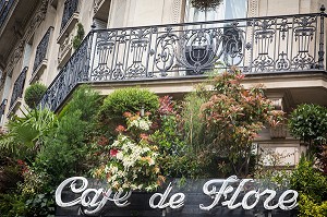 FACADE FLEURIE DU CAFE DE FLORE, BOULEVARD SAINT-GERMAIN-DES PRES, 6EME ARRONDISSEMENT, PARIS, FRANCE 