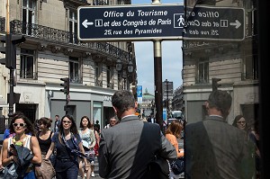FOULE DE TOURISTES, METRO PYRAMIDES, AMBIANCE DE RUE, PARIS (75), FRANCE 