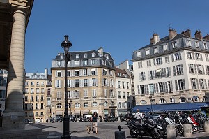 IMMEUBLES EN DEMI-CERCLE, PLACE DE L'ODEON, PARIS (75), FRANCE 