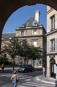 ARCADES DEVANT LE SENAT ET L'ENTREE DU JARDIN DU LUXEMBOURG, PARIS (75), FRANCE 