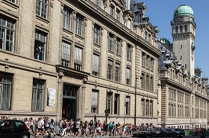 VISITE D'UN GROUPE DE TOURISTES DEVANT LA FACULTE DE LA SORBONNE, PARIS (75), FRANCE 