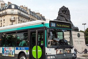 BUS PARISIEN DE LA RATP DEVANT LE LION DE BELFORT D'AUGUSTE BARTHOLDI DE 1880, PLACE DENFERT-ROCHEREAU, PARIS (75), FRANCE 