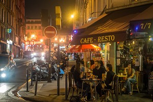 AMBIANCE DE RUE AVEC CLIENTS EN TERRASSE, CAFE RESTAURANT PARISIEN LA NUIT, RUE BLANCHE, PARIS (75), FRANCE 