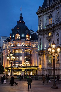 PARIS LA NUIT, BAZAR DE L'HOTEL DE VILLE (BVH), GRAND MAGASIN SITUE EN FACE DE L'HOTEL DE VILLE, RUE DE RIVOLI, 4 EME, PARIS, FRANCE 