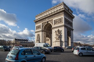 EMBOUTEILLAGE ET TRAFIC DEVANT L'ARC DE TRIOMPHE SUR LA PLACE CHARLES DE GAULLE, PARIS (75), FRANCE 