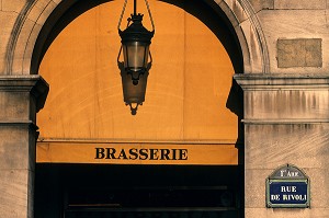 BRASSERIE, ARCADES ET LANTERNES DE LA RUE DE RIVOLI, 1ER ARRONDISSEMENT, PARIS (75), FRANCE 