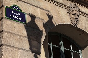 PLAQUE DE LA PLACE VENDOME AVEC OMBRE DE REVERBERE, PARIS, FRANCE, EUROPE 