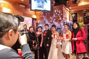 PHOTO DE MARIAGE, CEREMONIE DE MARIAGE TRADITIONNELLE CHINOISE, RECEPTION DES INVITES PAR LA FAMILLE, PARIS (75), 13 EME ARRONDISSEMENT 