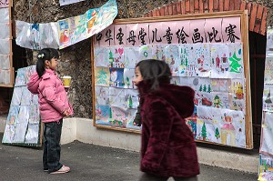 ENFANT ASIATIQUE JOUANT DEVANT L'EGLISE NOTRE DAME DE CHINE, DESSINS D'ENFANTS, PARIS (75), 13 EME ARRONDISSEMENT 