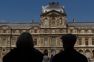 TOURISTES DANS LA COUR DU PALAIS DU LOUVRE, MUSEE DU LOUVRE, 1ER ARRONDISSEMENT, PARIS, FRANCE 