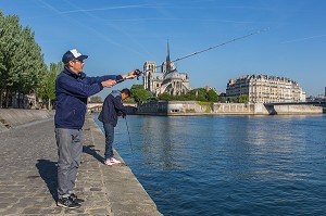 PECHEURS, STREET FISHING, QUAI DE LA TOURNELLE, PARIS (75) 