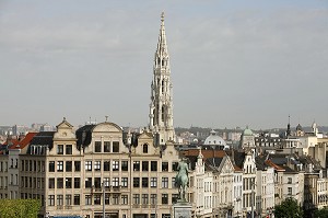 FACADE D'IMMEUBLE CENTRE HISTORIQUE ET LA FLECHE DE L'HOTEL DE VILLE, BRUXELLES, BELGIQUE 