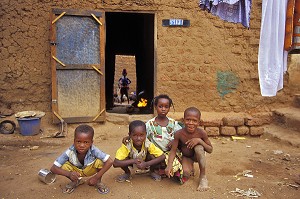 ENFANTS DANS LA COUR DE LEUR MAISON, HABITAT LOCAL, BOBO-DIOULASSO, BURKINA FASO 