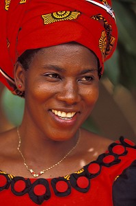 PORTRAIT DE FEMME, COSTUME TRADITIONNEL, BOBO-DIOULASSO, BURKINA FASO 