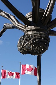SCULPTURE 'MAMAN' DE LOUISE BOURGEOIS ET DRAPEAUX CANADIENS A OTTAWA, ONTARIO, CANADA 