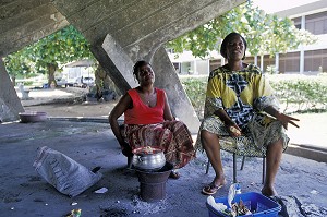 FEMMES PREPARANT A MANGER DANS LA RUE ABIDJAN, COTE D'IVOIRE 