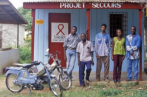 IVOIRIENS TRAVAILLANT DANS L'ASSOCIATION PROJET SECOURS, ASSOCIATION DE LUTTE CONTRE LE SIDA ABIDJAN, COTE D'IVOIRE 