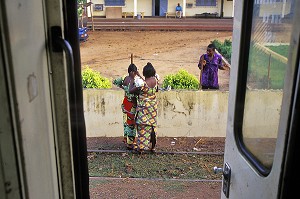 JEUNES FEMMES SE COIFFANT A LA SORTIE DU TRAIN A LA FRONTIERE ENTRE LA COTE D'IVOIRE ET LE BURKINA FASO 