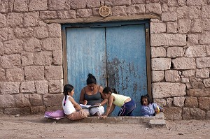 MAMAN ET SES ENFANTS DANS LE VILLAGE DE TOCONAO, DESERT D'ATACAMA, CHILI 