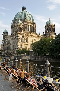 TRANSATS AU BORD DE LA SPREE ET BERLINER DOM, LA CATHEDRALE DE BERLIN, ILE DES MUSEES, BERLIN, ALLEMAGNE 