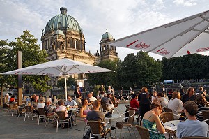 TERRASSE DE CAFE AU BORD DE LA SPREE ET BERLINER DOM, LA CATHEDRALE DE BERLIN, ILE DES MUSEES, BERLIN, ALLEMAGNE 