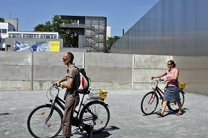 MEMORIAL DU MUR DE BERLIN, LE MEMORIAL COMPREND UN TRONCON DU DISPOSITIF FRONTALIER LONG DE 60 METRES, CONSERVE DANS SA CONFIGURATION ORIGINELLE, BERLIN, ALLEMAGNE 