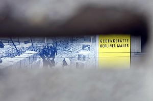 MEMORIAL DU MUR DE BERLIN, LE MEMORIAL COMPREND UN TRONCON DU DISPOSITIF FRONTALIER LONG DE 60 METRES, CONSERVE DANS SA CONFIGURATION ORIGINELLE, BERLIN, ALLEMAGNE 