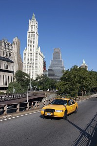 TAXI S'ENGAGEANT SUR LE PONT DE BROOKLYN SOUS L'OEIL DU WOOLWORTH BUILDING, BROOKLYN BRIDGE, MANHATTAN, NEW YORK CITY, ETATS-UNIS D'AMERIQUE, USA 